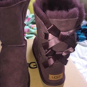 Bailey now uggs in the color “port”